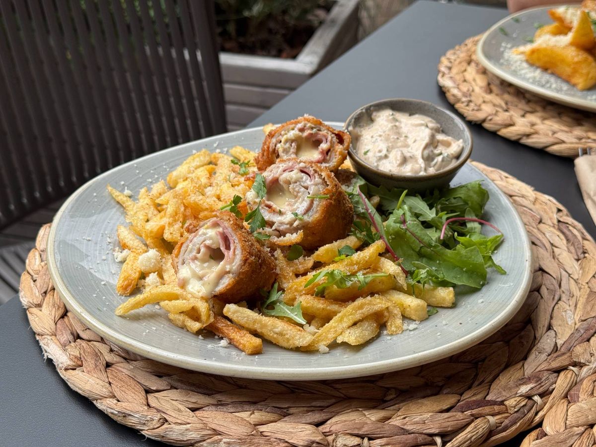 Cordon Bleu de Porc cu Cartofi Pai și Sos Ranch